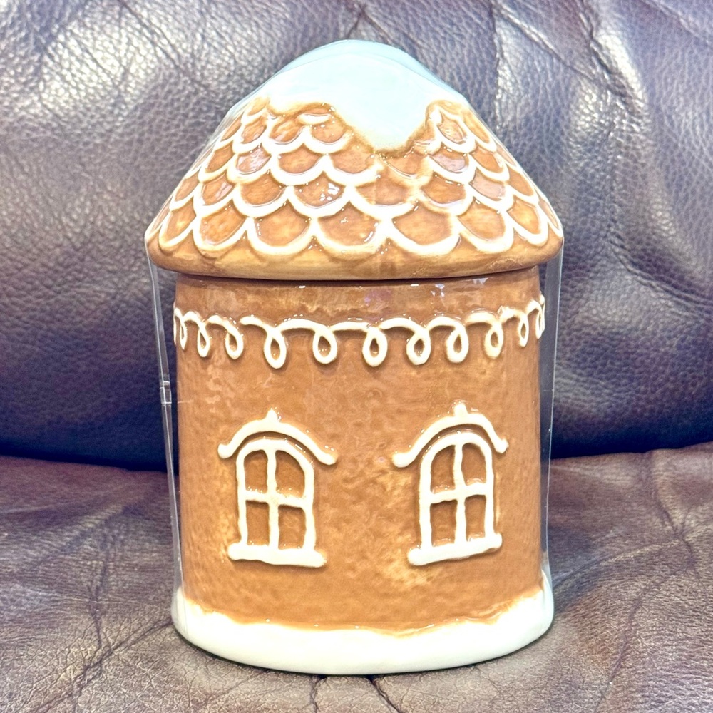 Holiday Gingerbread House 28oz Ceramic Canister - Picture 4 of 6